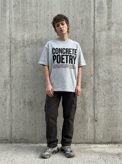 Oversized-T-Shirt Concrete Poetry - Getragen
